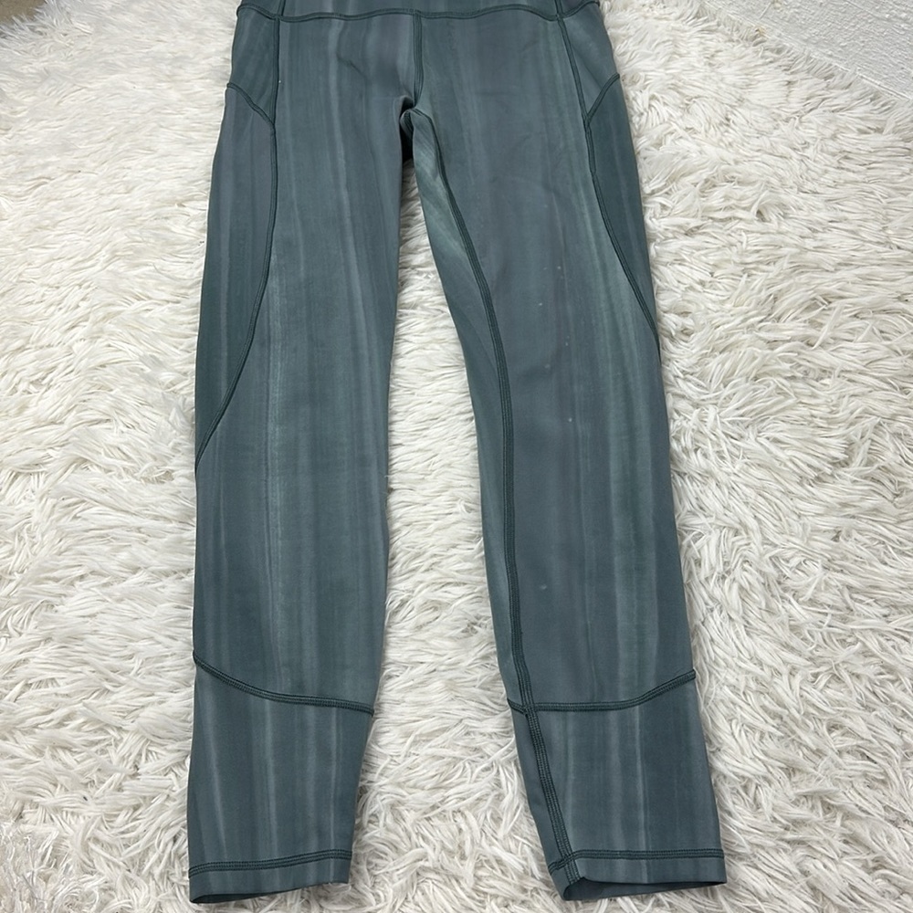 Lululemon In Movement Tight 25" *Everlux Linear Spray Dye White Deep Ocean - Picture 3 of 6